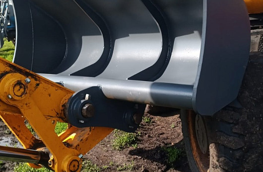 Ковш планировочный 1800 мм поворотный на работах в Москве