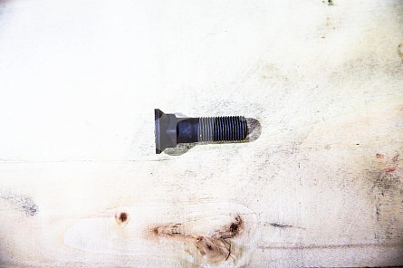 Болт крепления ножа СК-6186846 Shantui