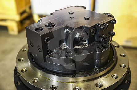 TM60 18/26 - Редуктор хода в сборе с гидромотором СК-0002710 MBG