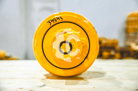 16Y-40-06000 - Каток поддерживающий на бульдозер KOMATSU D65 / SHANTUI SD16 СК-34343 (GE)