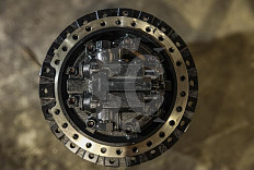 Редуктор хода в сборе с гидромотором СК-0002325 MBG