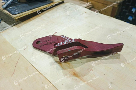 Зуб ковша правый СК-6203031 HZ