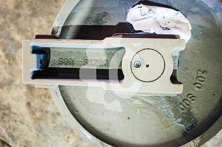 PY460400Y00 - 24100N5948F2 Колесо направляющее для New Holland E175 / Kobelco SK200-6 (72210182, PY460400N00) SOD