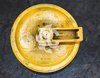 PY460400Y00 Колесо направляющее для New Holland E215BJ / Kobelco SK210-6ES (72210182, 24100N5948F4) DTAMC