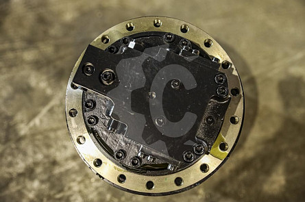 TM60 18/26 - Редуктор хода в сборе с гидромотором СК-0002710 MBG