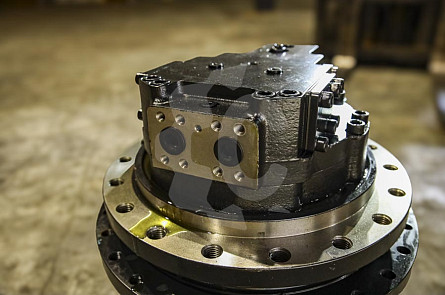 TM60 18/26 - Редуктор хода в сборе с гидромотором СК-0002710 MBG