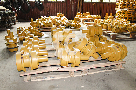 144-81-30050 - Каток поддерживающий на бульдозер KOMATSU D65 / SHANTUI SD16 СК-34343 (QHD)