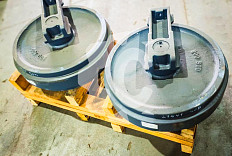 24100N5948F2 Колесо направляющее для New Holland E175 / Kobelco SK200-6 (72210182, PY460400N00) SOD